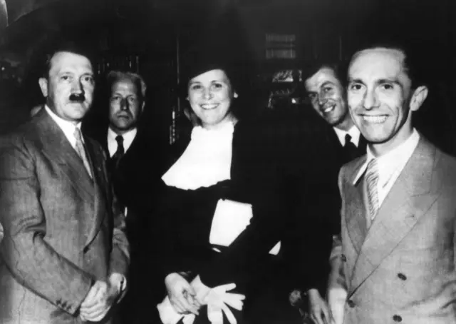 Die Nazi-Verbrecher Hitler und Goebbels zu Gast in Bayreuth bei der damaligen Festspielchefin Winifred Wagner.  | Foto: dpa (Archivbild)