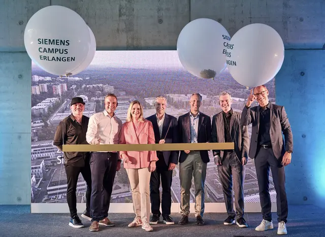 Eröffnungsmoment: Im Bild (v.l.n.r.) Martin Jandt (Betriebsratsvorsitzender Siemens Erlangen Gesamt), Erlangens OB Jörg Volleth, Veronika Bienert (Finanzvorständin der Siemens AG), Jörg Vocke (CEO Siemens Real Estate / Bauherr), Rainer Brehm (Chief Operation Officer Siemens Digital Industries), Christian Eichinger (Architektenbüro KSP Engel) und Michael Six (Bauunternehmen Goldbeck). | Foto: © Siemens AG