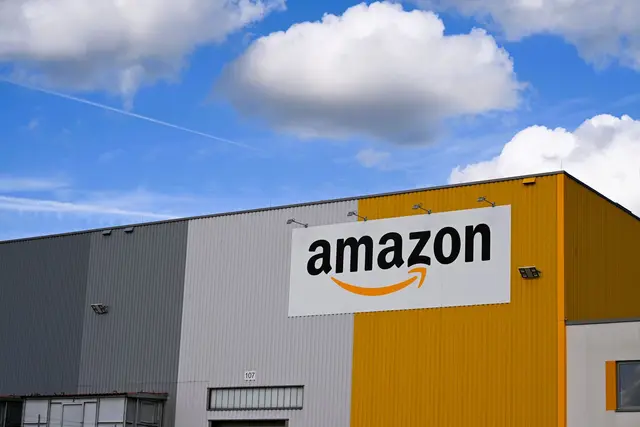 Blick auf eine Dortmunder Logistikhalle von Amazon.  | Foto: Wolf von Dewitz/dpa (Archivbild)