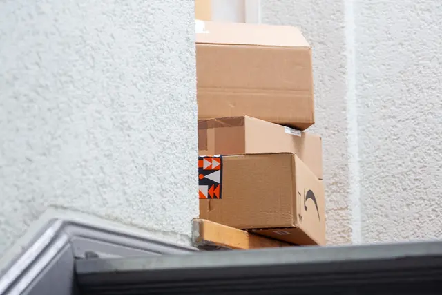 Alltagsszene in einem deutschen Treppenhaus: Unter den gelieferten Paketen ist auch eins von Amazon mit dabei.  | Foto: Foto: Fernando Gutierrez-Juarez/dpa (Archivbild)