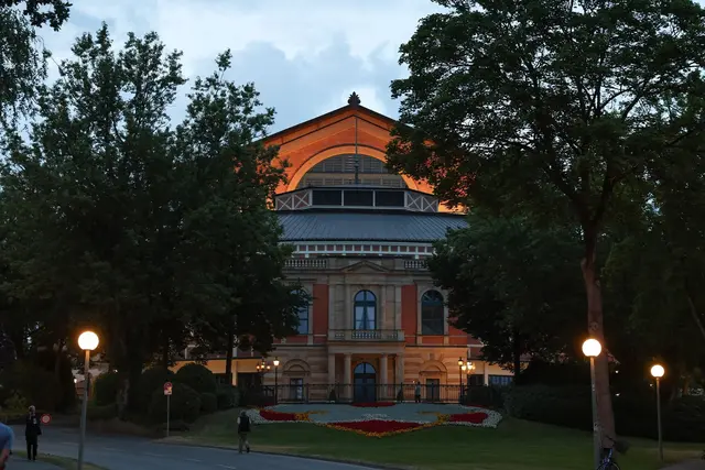 Vor 150 Jahren fanden hier erstmals die Bayreuther Festspiele statt.
 | Foto: Daniel Löb/dpa (Archivbild)