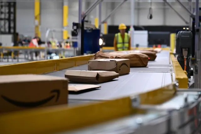 Ein Sortierband mit Paketen in einem deutschen Amazon-Standort. | Foto: Wolf von Dewitz/dpa (Archivbild)