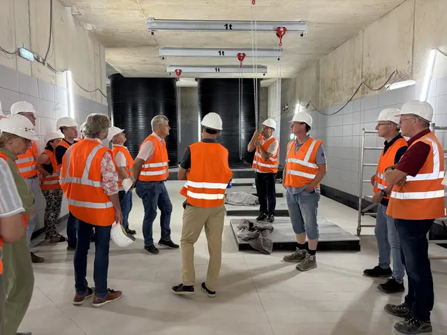 Auch das neue Maschinengebäude wurde von Ingenieur Thomas Hinz gezeigt.  | Foto: Stadt Roth