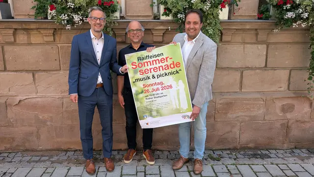 Martin Kriegmeier, Marktbereichsleiter Roth/Schwabach der VR-Bank Mittelfranken Mitte, Walter Greschl, Leiter des Stadtorchesters und Bürgermeister Andreas Buckreus freuen sich auf die Sommerserenade am 26. Juli. | Foto: Stadt Roth