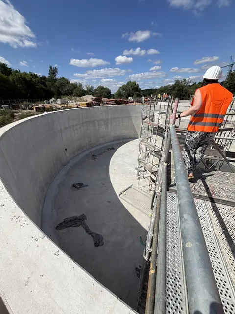 Neu gebaut wurden unter anderem zwei Nachklärbecken, die neben weiteren Bauten Teil der neuen biologischen Reinigungsstufe sein werden. | Foto: Stadt Roth