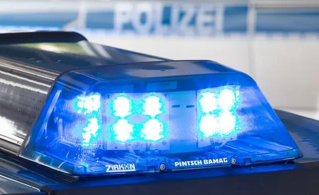 Nach einem Sekundenschlaf kam eine 43-Jährige von der Straße ab und verletzte sich schwer. (Symbolbild) | Foto: Friso Gentsch/dpa