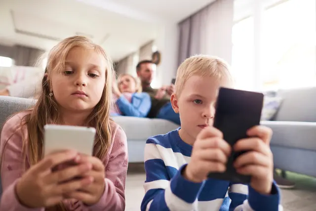 Frankreich möchte Jugendliche besser vor exzessiver Smartphone-Nutzung schützen. | Foto: gpointstudio-stock.adobe.com (Symbolbild)