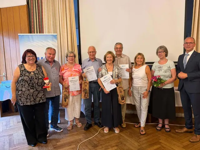 v.li. Marga Hetzner 10 Jahre, Günther Gabsteiger 10 Jahre, Inge Bender 10 Jahre, Siegfried Schmohl 20 Jahre , Marlies Reichel 20 Jahre, Friedhelm Laaß 20 Jahre, Elfi Stadelmann Stv. KV FürthLand, Bärbel Matusche unser 100. Mitglied.  Als besonderer Ehrengast begleitete Tobias Winkler MdB, die Auszeichnung. | Foto: Privat