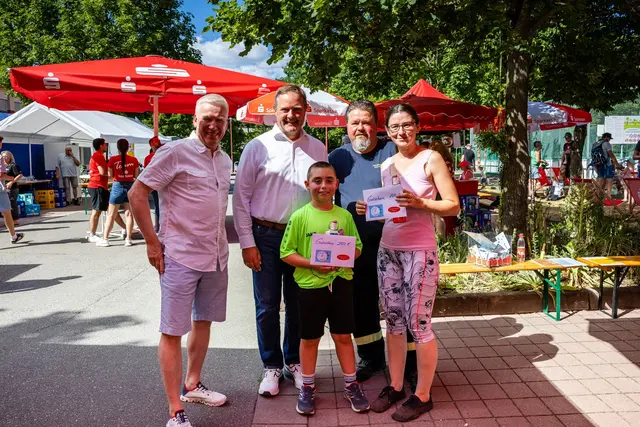 Die glücklichen Gewinner: Lena Bach sicherte sich den ersten Platz bei den Erwachsenen und einen Gutschein für Fahrradzubehör im Wert von 150 €, Ben Bodechtel gewann in der Kinderkategorie und erhielt einen Gutschein im Wert von 250 €. Überreicht wurden die Preise von Landrat Bernd Obst, Puschendorfs Bürgermeister Alexander Dörr sowie Markus Netter, stellvertretendes Vorstandsmitglied der Sparkasse Fürth. | Foto: Landkreis Fürth