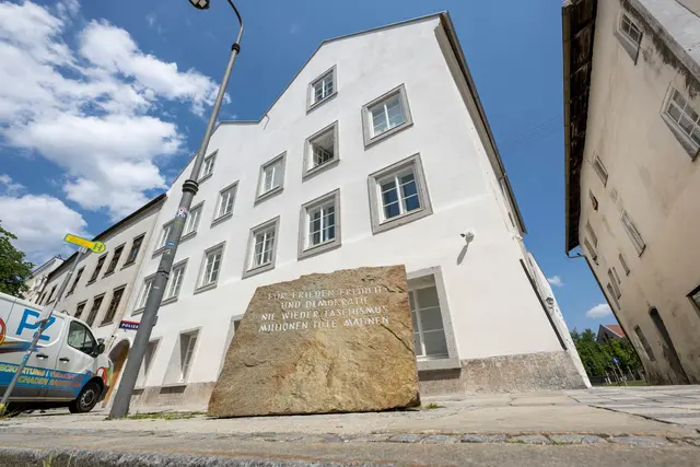 Hitlers Geburtshaus ist nun eine Polizeistation | Foto: Peter Kneffel/dpa