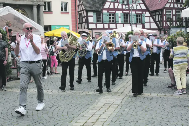 Der offizielle Teil beginnt mit dem Einzug der Musiker. | Foto: Victor Schlampp (Archivbild)