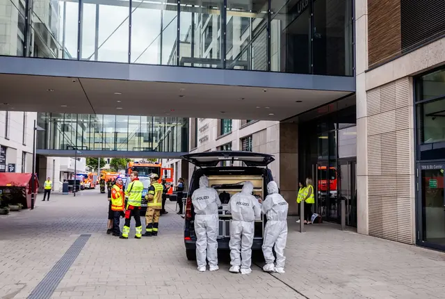 Das Einkaufszentrum wurde zwischenzeitlich abgesperrt. | Foto: Christoph Schmidt/dpa