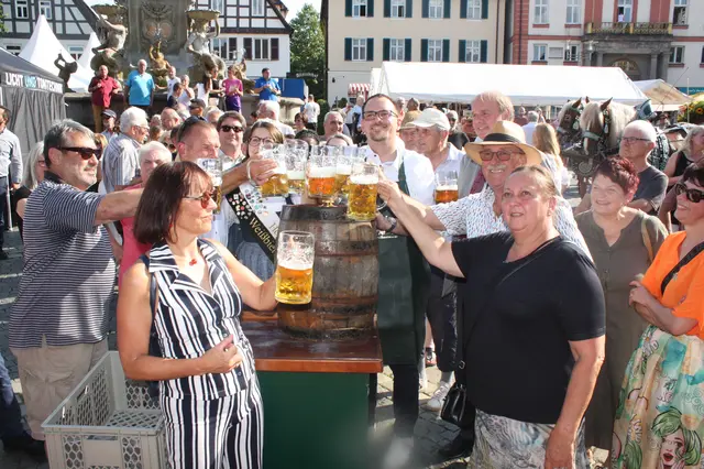 Nach dem Anstich prostet man sich zu. | Foto: Victor Schlampp (Archivbild)