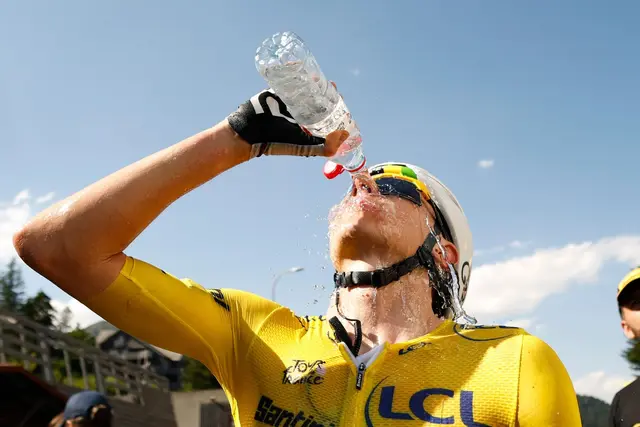 Tadej Pogacar trinkt bei der diesjährigen Tour aus einer Wasserflasche.  | Foto: Yoan Vallat/Pool EPA/AP/dpa (Archivbild)