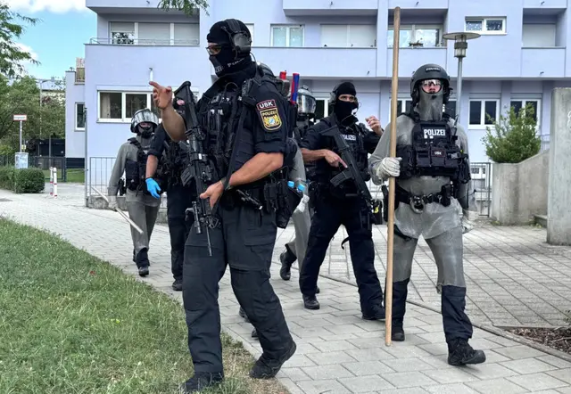 Schwer bewaffnete Polizisten waren rund um die Bankfiliale im Einsatz. | Foto: © -/RGB Medienwerkstatt/dpa