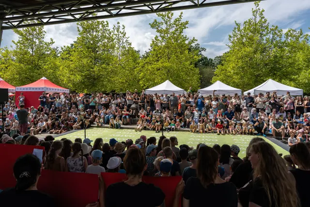 Zum Abschluss des Straßenfestes wurde mit „Ein Hoch auf uns“ eine Ode an die Gemeinschaft gesungen.  | Foto: Jan van Geldern