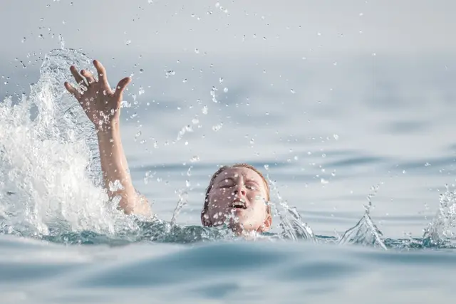 Bei diesem Foto handelt es sich zum Glück um ein gestelltes Symbolbild, das auf die Gefahren durch Ertrinken aufmerksam machen soll. Im  Ernstfall jedoch, zählt jede Minute. | Foto: Dudarev Mikhail-stock.adobe.com (Demo-Symbolbild)