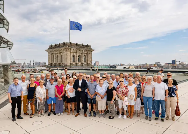 Noch keine Sommerpause: Tobias Winkler begrüßt Besuchergruppe aus dem Wahlkreis in Berlin. | Foto: Daniel Rudolph
