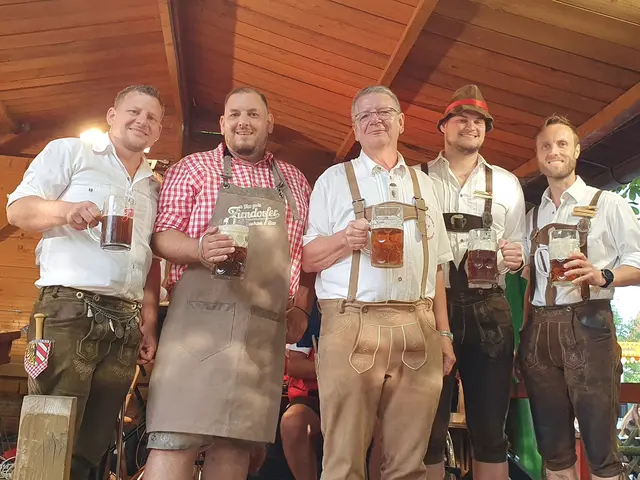 Nach dem Bieranstich wird gefeiert. | Foto: Ziegelsteiner Brauchtumsverein