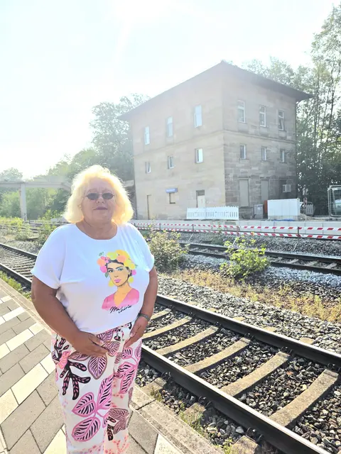 Die Schlossführerin macht sich auf den Weg | Foto: Edith Link