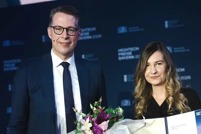 Wurde für ihre Dissertation mit dem Absolventenpreis des Hightech-Preises Bayern ausgezeichnet: Dr. Zoya Hadzhieva vom Lehrstuhl für Biomaterialien (r.), zusammen mit Bayerns Wissenschaftsminister Markus Blume. | Foto: © StMWK/Andreas Gebert
