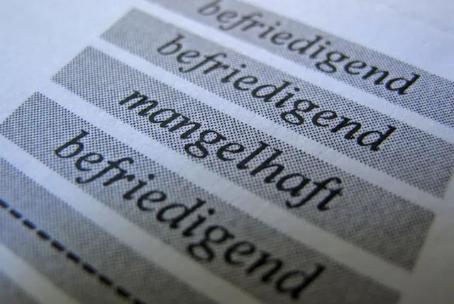 Mit einer Fünf im Zeugnis fällt der Heimweg vielen Kindern und Jugendlichen schwer. | Foto: Fassbender/dpa (Symbolbild)