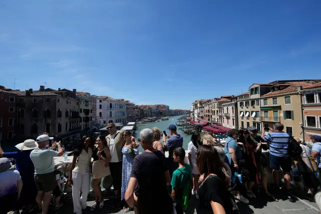 Venedig hat dieses Jahr mehr als fünf Millionen Euro mit seinem weltweit einzigartigen Eintrittsgeld eingenommen. 
 | Foto: Luca Bruno/AP/dpa (Archivbild)