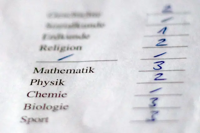 Die Zeugnisnoten sollten für niemanden eine Überraschung sein.  | Foto: Maria Berentzen/dpa (Symbolbild)