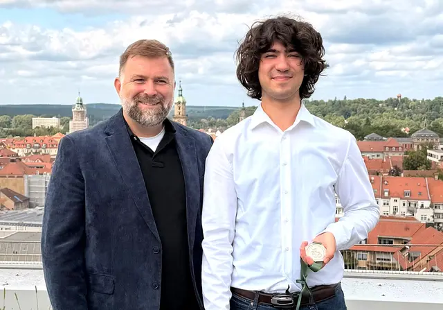 Dritter Bürgermeister Christian Lehrmann gratulierte Efe Berk Gökkus im Namen der Stadt. | Foto: © Stadt Erlangen