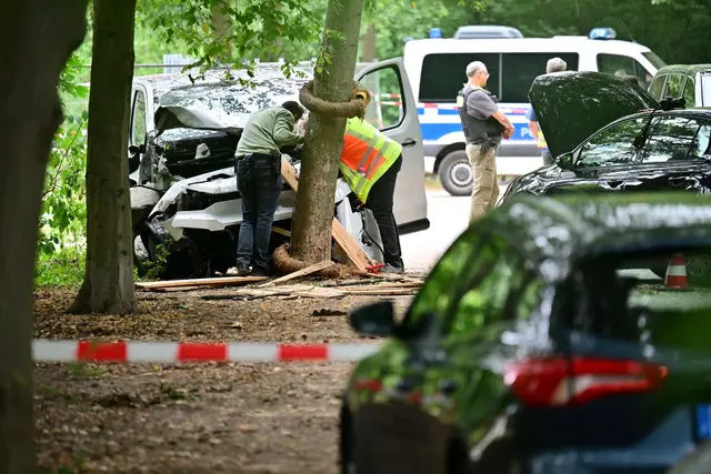 Das Tatfahrzeug war ein weißer Van. | Foto: Sebastian Gollnow/dpa