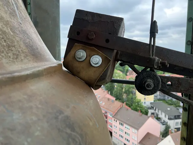 Lederummantelter Schlaghammer der Glocke im Laufer Schlagturm. | Foto: Stadt Nürnberg/Hochbauamt)