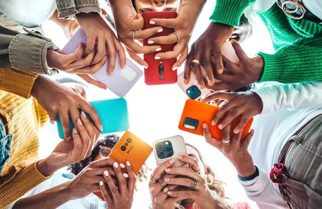 Ein Großteil der Kommunikation unter Jugendlichen findet heute via Messenger-Dienste und Smartphone statt. | Foto: Davide Angelini-stock.adobe.com (Symbolbild)