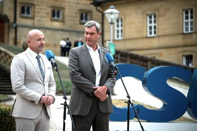 Der Chef der CSU-Landesgruppe im Bundestag, Alexander Hoffmann (li.) und Bayerns Ministerpräsident Markus Söder skizzieren die Pläne ihrer Partei für die Zukunft Deutschlands. | Foto: © Daniel Vogl/dpa