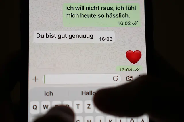 Eigentlich mal eine Liedzeile, nun Kandidat für das «Jugendwort des Jahres».
 | Foto: Marcus Brandt/dpa