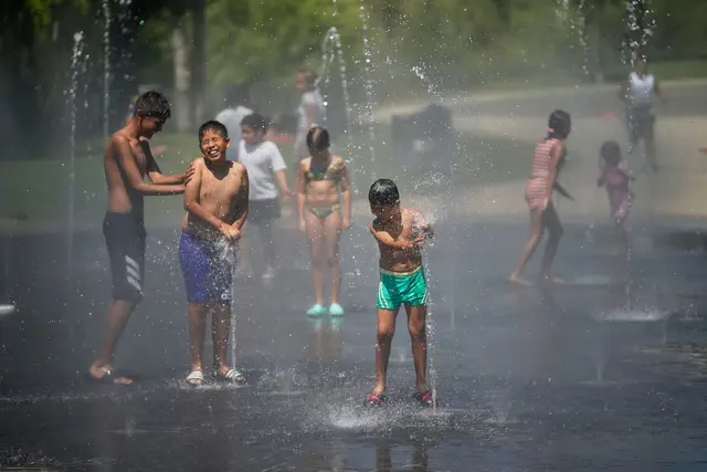 In Madrid und anderen Städten sorgen auch Wasserspiele für Abkühlung im Sommer.  | Foto: Andrea Comas/AP/dpa (Archivbild)