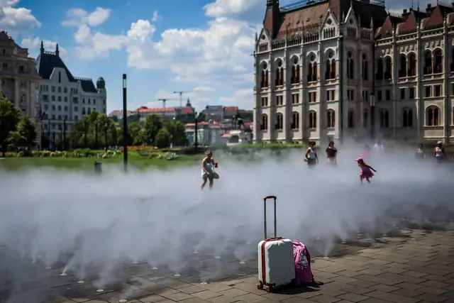 Kühlung mit Sprühnebel mitten in Budapest. 
 | Foto: David Balogh/XinHua/dpa (Archivbild)