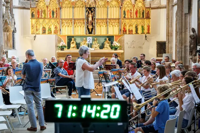 Damit tatsächlich 72 Stunden Posaunenmusik am Stück erklingen kann, ist der Ablauf genau durch choreografiert. | Foto: Daniel Karmann/dpa