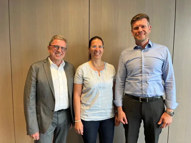 Der Vorstand Fluglaermkommission (v.l.): Dr.
Udo Raab, Leiter Standortpolitik und Unternehmensförderung der IHK Nürnberg für Mittelfranken, Stadträtin Catrin Seel und Mathias Kreitinger, Rechts- und Umweltreferent der Stadt Fürth. | Foto: Stadt Nürnberg