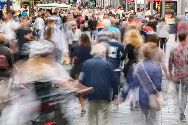 Bei den Bürgerinnen und Bürgern in Deutschland sinkt das Vertrauen in den Staat.  | Foto: Jan Woitas/dpa (Symbolbild)