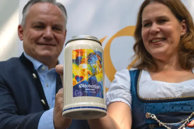 Wiesn-Chef Christian Scharpf präsentiert mit Münchens dritter Bürgermeisterin Verena Dietl den neuen Wiesnkrug.  | Foto: Peter Kneffel/dpa