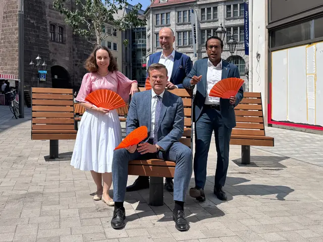 Die Referentin für Wirtschaft und Wissenschaft, Dr. Andrea Heilmaier, Oberbürgermeister Marcus König, 2. Bürgermeister Andreas Krieglstein und 3. Bürgermeister Dr. Nasser Ahmed freuen sich über die neuen Sitzgelegenheiten und die sichtbar bessere Aufenthaltsqualität des fertig gestellten Bauabschnitts zwischen Jakobsplatz und Färberstraße (v.l.). 
 | Foto: André Winkel / Stadt Nürnberg