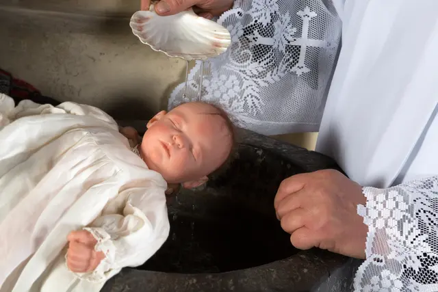 Die Taufe ist ein  Höhepunkt im Leben einer jeden katholischen Familie. | Foto: Anneke-stock.adobe.com (Symbolbild)