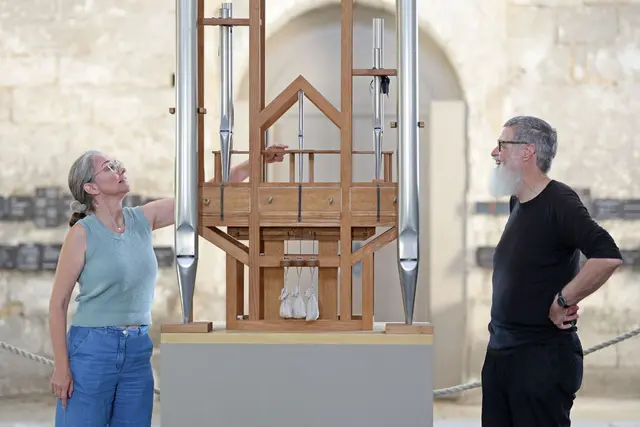 Rainer Neugebauer und Anneli Borgmann, Vorsitzende des Kuratoriums, schauen sich zusammen die Orgel an. | Foto: Matthias Bein/dpa