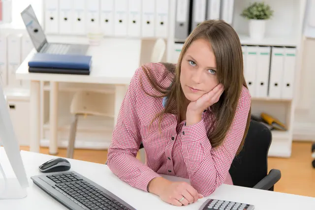 Vor allem Lärm in unterschiedlichster Form nervt viele Mitarbeiter im Büro. | Foto: Racle Fotodesign-stock.adobe.com (Symbolbild)