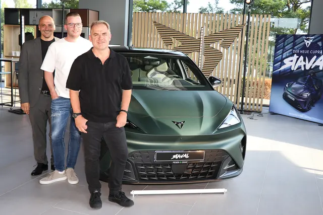 (v.l.n.r):  Andreas Maier (Geschäftsführer Schwabach-Roth-Burgoberbach FGG), FGG Gesellschafter Max Feser und Alexander Buk (CUPRA und Seat Deutschlandchef) mit dem neuen CUPRA Raval. | Foto: MStingl