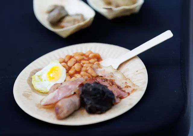 Wer in England das klassische Frühstück genießt, ist danach erstmal satt. | Foto: Eduardo Parra/Zuma Press/dpa (Symbolfoto)