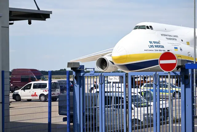 Eine ukrainische Frachtmaschine vom Typ Antonow steht am Leipziger Flughafen.

 | Foto: Hendrik Schmidt/dpa