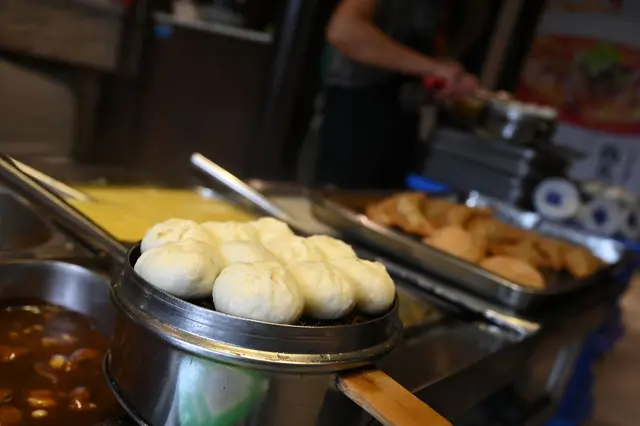 Teigtaschen namens Baozi mit ihren verschiedenen Füllungen sind in China ein beliebtes Frühstücksgericht. | Foto: Johannes Neudecker/dpa (Symbolbild)