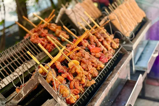 In Deutschland wäre das eher ein Mittagessen - aber die Thais lieben marinierte Schweinespieße (Moo Ping) schon zum Frühstück. | Foto: Carola Frentzen/dpa (Symbolbild)