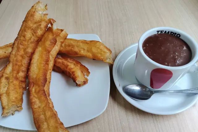 Die Spanier lieben ihre Churros mit dickflüssiger heißer Schokolade - ein äußerst kalorienreiches Frühstück. | Foto: Henk Wessels/dpa (Symbolfoto)